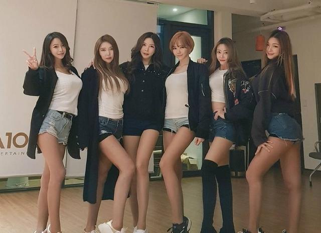 修身的牛仔裤可以勾勒出我紧致的腿部，看起来双腿非常的纤细！