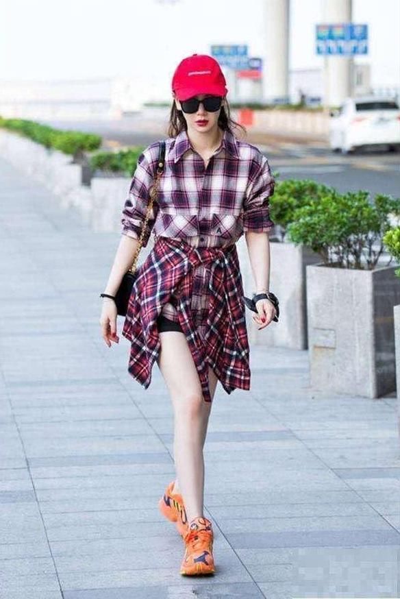 才3岁的戚薇女儿就敢跟妈妈比时尚，但这一点戚薇就输了