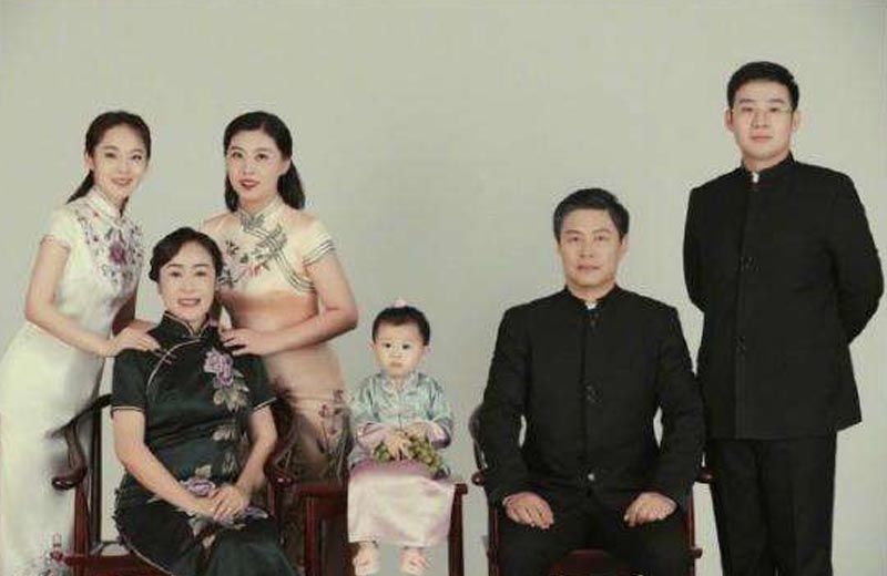  温馨■张佳宁与网友分享一家人合影，民国时期装扮，氛围温馨和睦