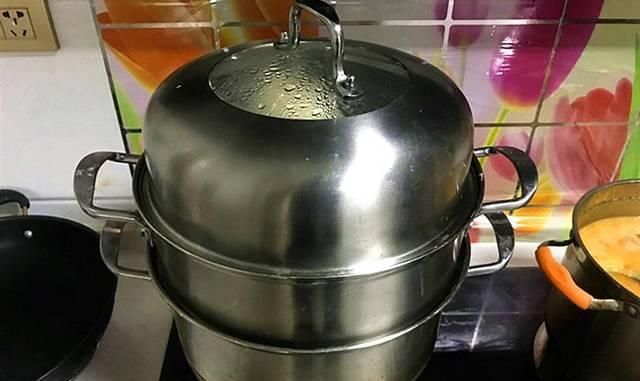 『方法』做荷包蛋,不要直接下锅煮,大厨教你2招,鸡蛋圆润好看还不散花