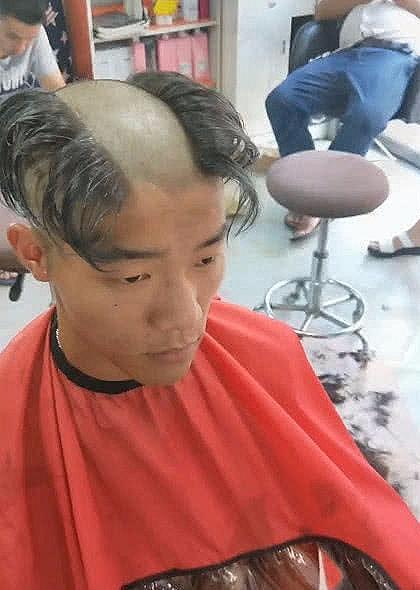 男子去理发店，说剪个超级时髦的发型，可是发型剪好后都笑了