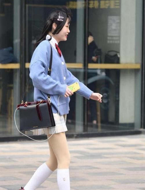  【气质】街拍：面带笑容的小姐姐，一件红色的连衣裙，时尚清新气质美