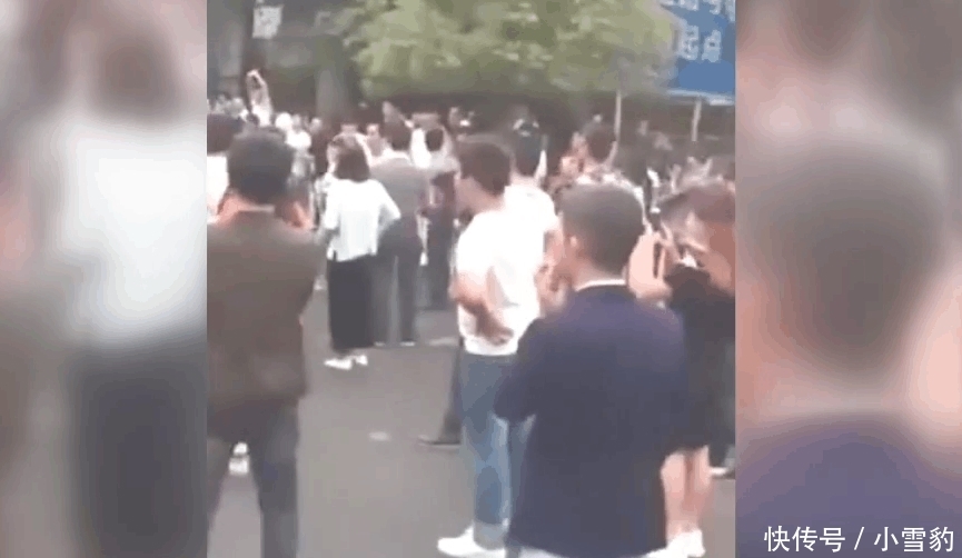 实拍: 驾考新规实行第一天, 教练直接喊“没考的不要进去考了”