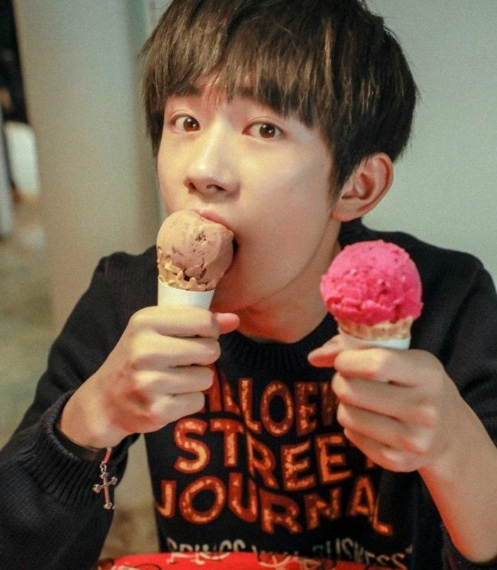 小鲜肉吃冰淇淋:范丞丞用勺子，最服易烊千玺左手右手都拿了一个