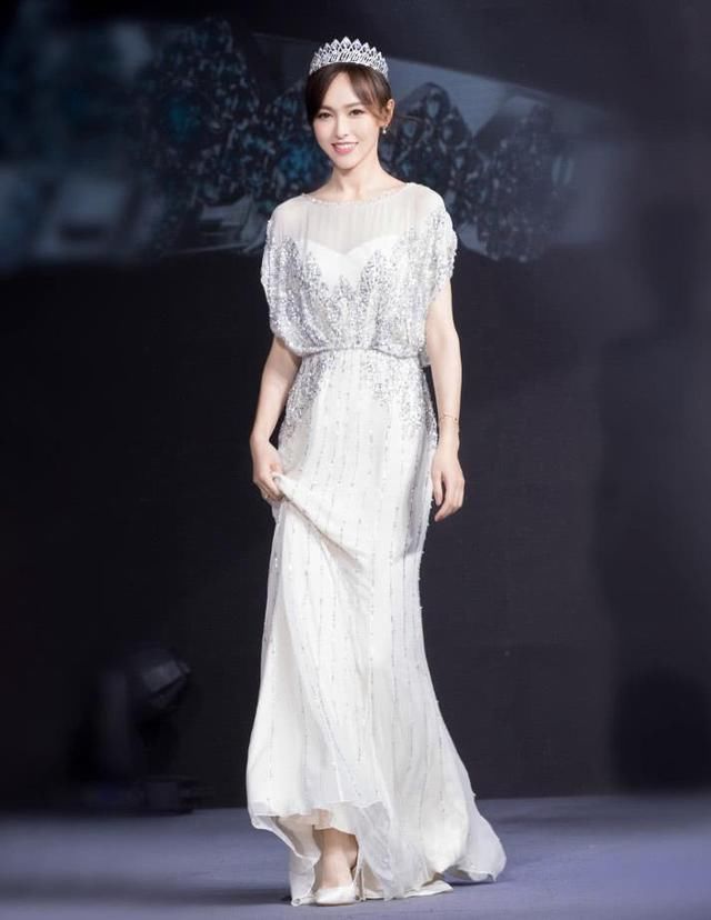 这样的裙子都能驾驭，唐嫣的大长腿果然名不虚传