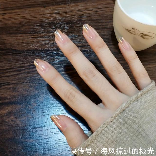 会给人一@看惯了纯色美甲,不妨试试渐变美甲款式,星空浪漫之感扑面而来