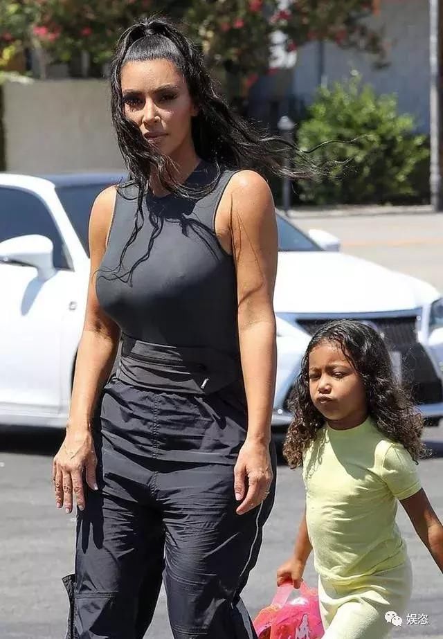 金卡戴珊终于不把安全裤外穿了，凹凸好身材展现的淋漓尽致