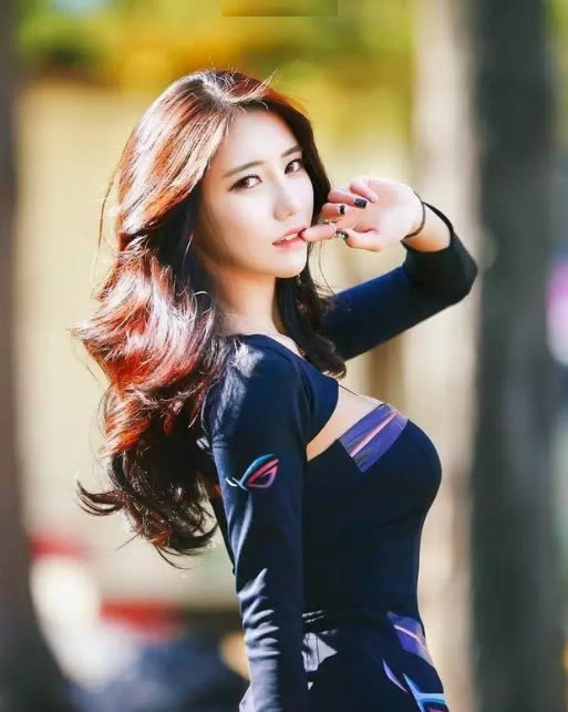 长发气质小姐姐黑色包臀裙尽显凹凸身材，包勒出丰满的臀型，网友