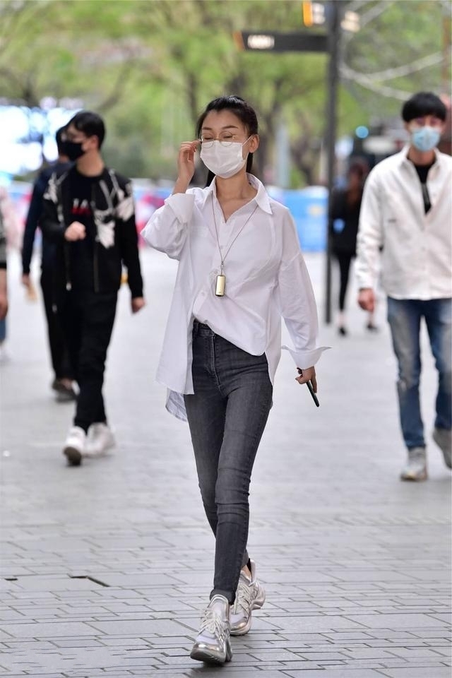 花裙|路人街拍,气质优雅的花裙美女,走在街头展现出清爽浪漫的格调
