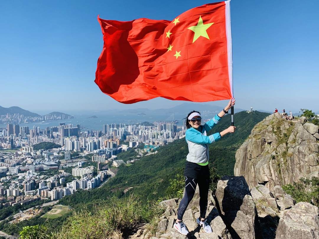  [狮子山]燃！香港青年登狮子山，挂15米宽超大国旗