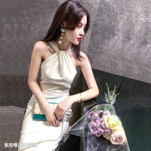 紧身连衣裙穿起来，勾勒女性最美曲线，让性感瞬间爆棚！