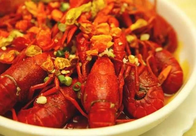 俄罗斯大学生来中国旅游,回去前请导游吃5斤小