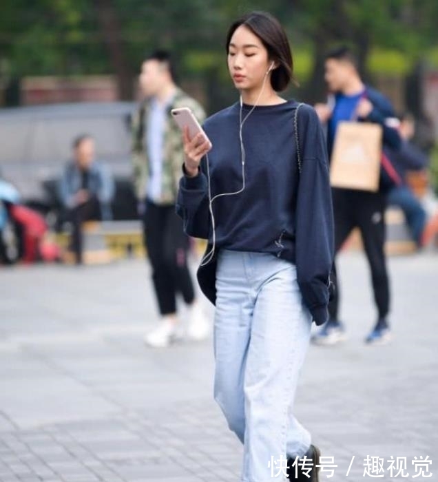 女人味■街拍:长发飘飘的美女,一件浅粉色的长袖连衣裙,时尚靓丽女人味
