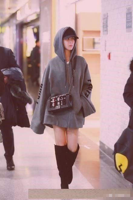 杨紫又调皮了,穿“男友卫衣”不说,手机壳上的字更吸睛!