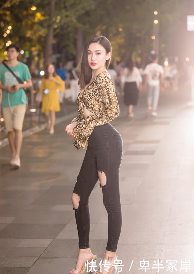 『时髦』开春时节乱穿衣?人手一条的牛仔裤,穿出惬意的时髦感