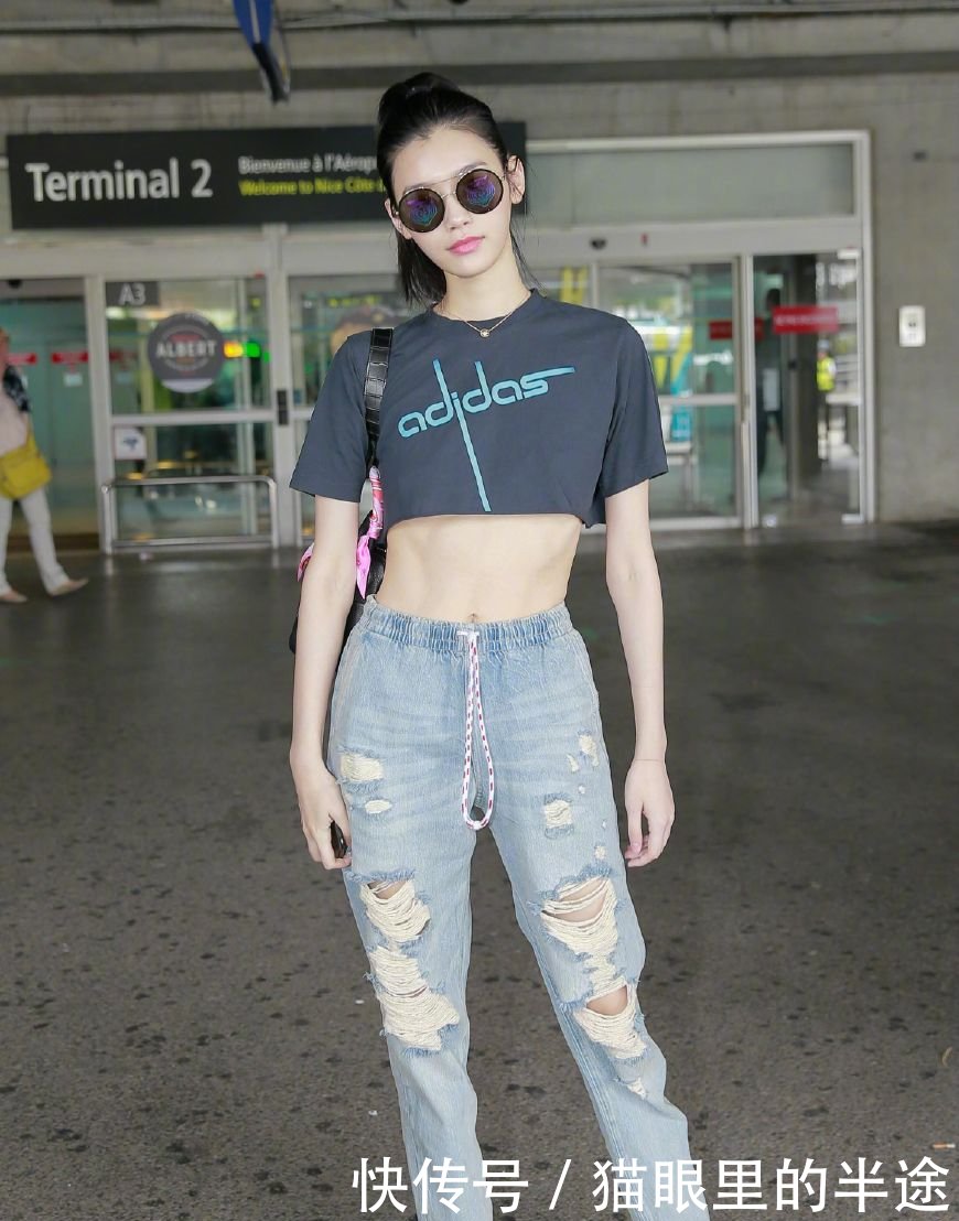 奚梦瑶90斤，宋佳128斤，两人同穿一条裤子，差距太尴尬！