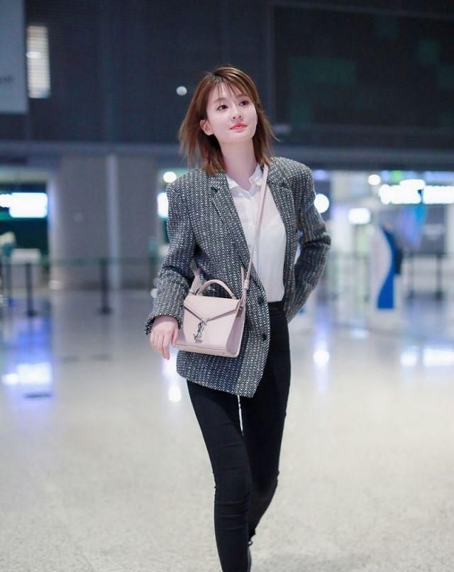  #白鞋#小白鞋out了!要买就买这4款,今年最流行的!