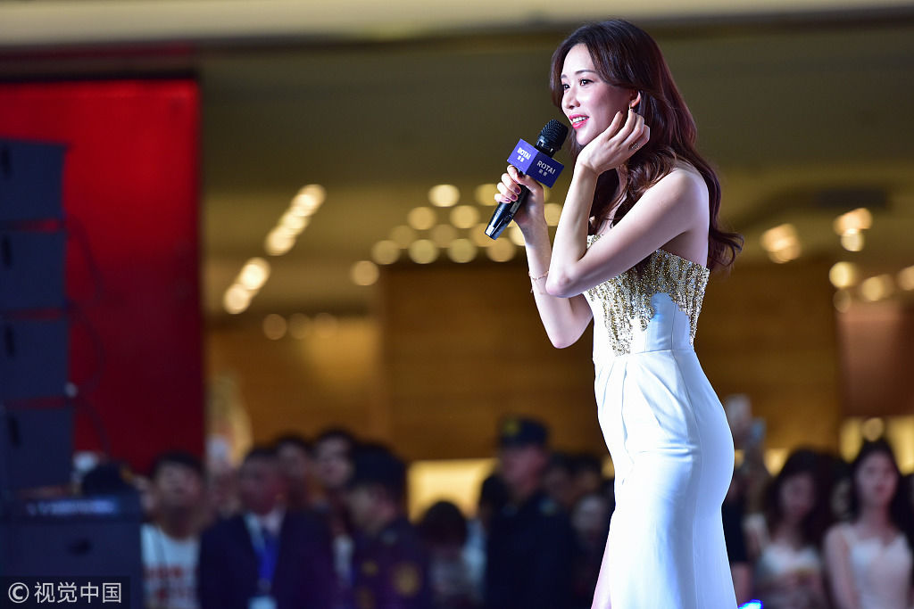 林志玲:秀大长腿，身材火辣养眼