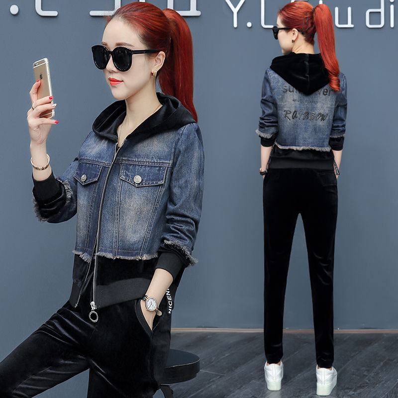 国庆出去玩，穿裙子不方便!新出的休闲套装+小白鞋，到哪都洋气