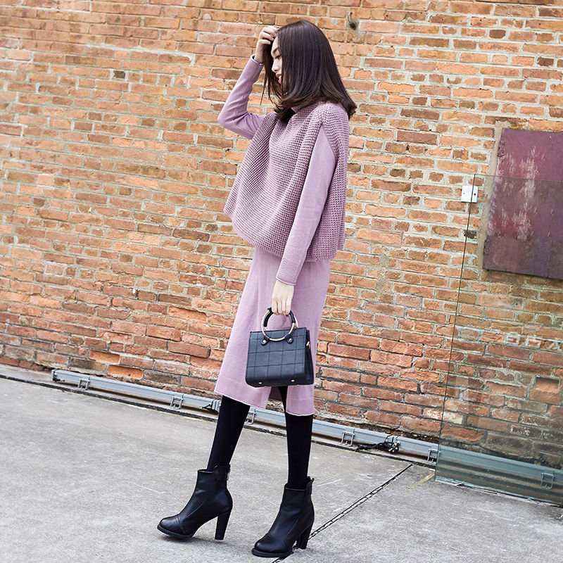 今年流行穿毛衣套装，清新俏皮，不冷不热，轻松穿出好气质