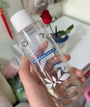  「等于」涂精华时，直接上脸等于涂“水”？做好这2点，皮肤白嫩很简单