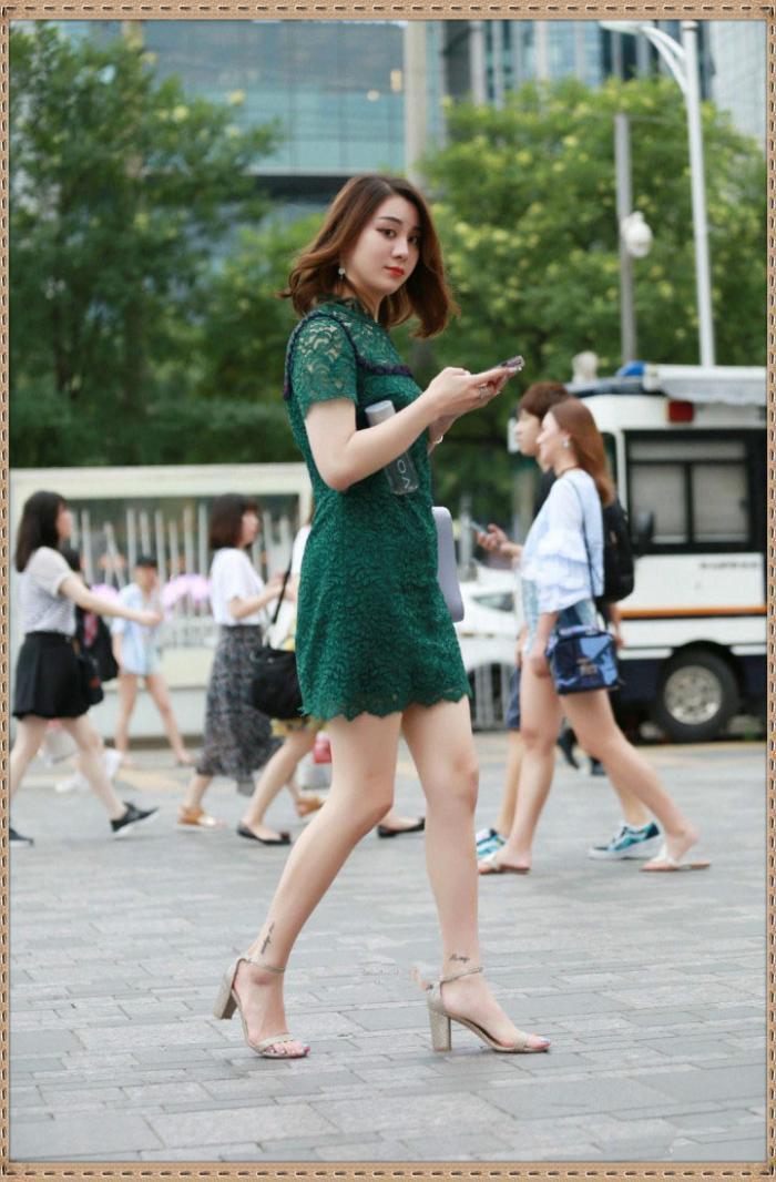  发福|街拍：这种发福的身材，穿深绿色短裙很老气，像个老太太一样吧？