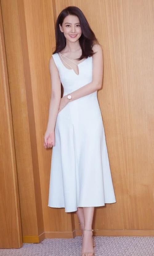 高圆圆穿一字肩长裙,依旧优雅女神范,只是这宽肩尴尬了!