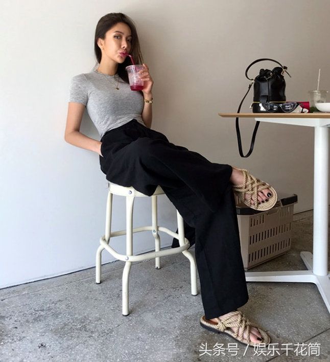 模特一袭灰色T恤配黑色阔腿裤简约时尚,气质清冷不苟言笑