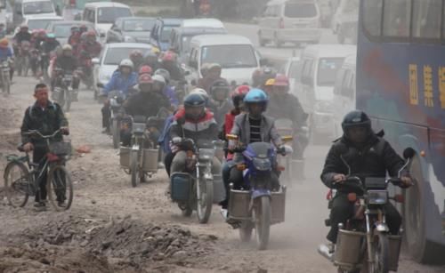  返乡：春节返乡摩托大军“高峰”开始，今年不同往年“格外帅”