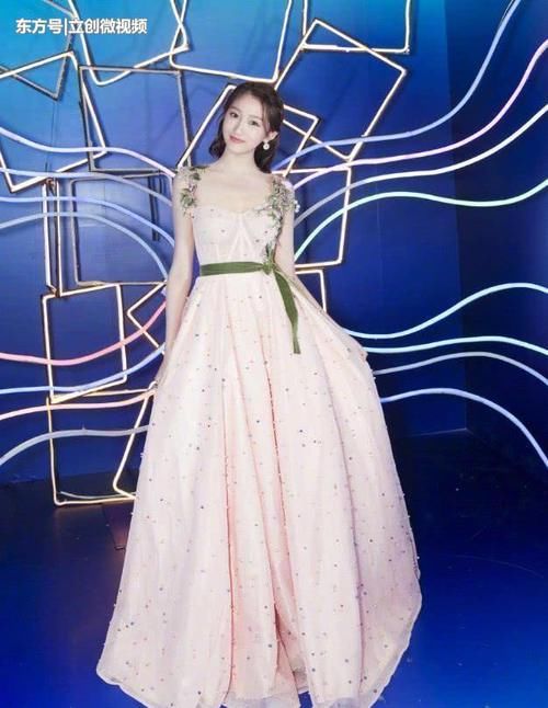 关晓彤粉色束腰长裙亮相,有腰有胸还好看,快给造型师加鸡腿!