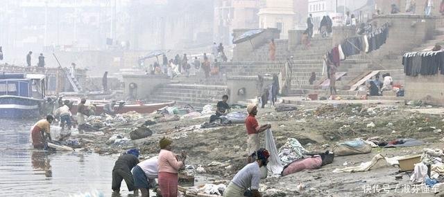 印度游客来中国，在超市买了一瓶矿泉水，直呼这个水的味道不对