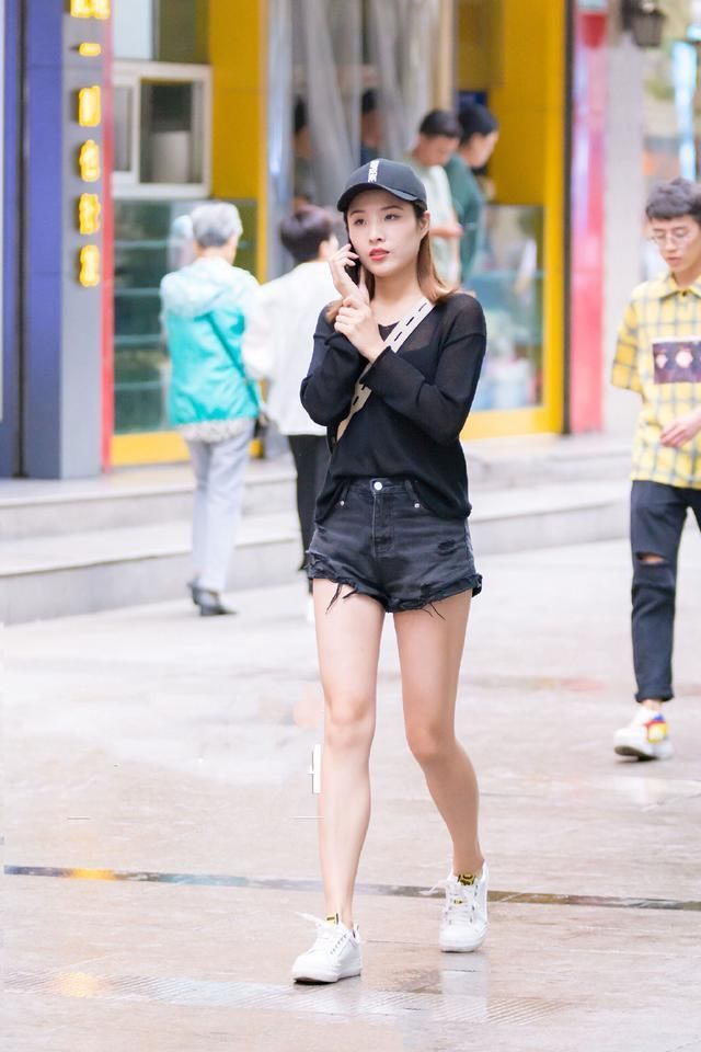 街拍:美女搭配时髦性感，好身材给100分也不为过!