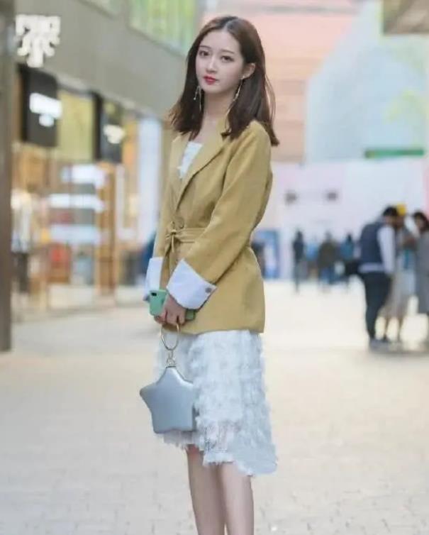 『优雅』街拍:皎若秋月的美女,一件白色上衣配红色半身裙,优雅大方迷人