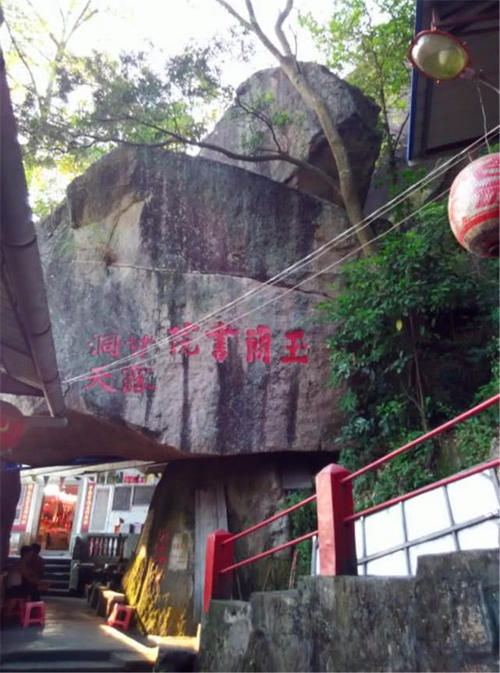 中国最“委屈”的寺庙，压在巨石下400多年，看完感叹古人智慧