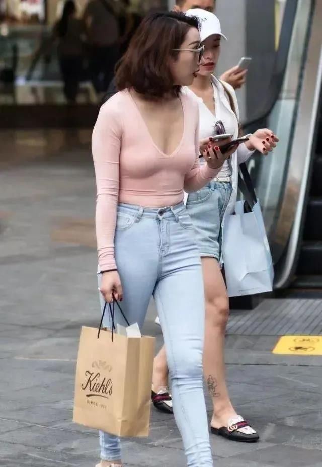  看起来非常@穿搭时尚的两位闺蜜, 哪一位的打扮更让你“心动”