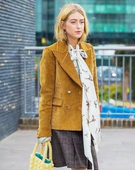  『打造』运用经典色打造时髦造型!早春实用穿搭指南,你最pick哪一套