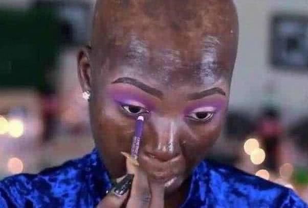 非洲姑娘“教科书”般化妆术，妆前妆后判若两人，直男都看呆