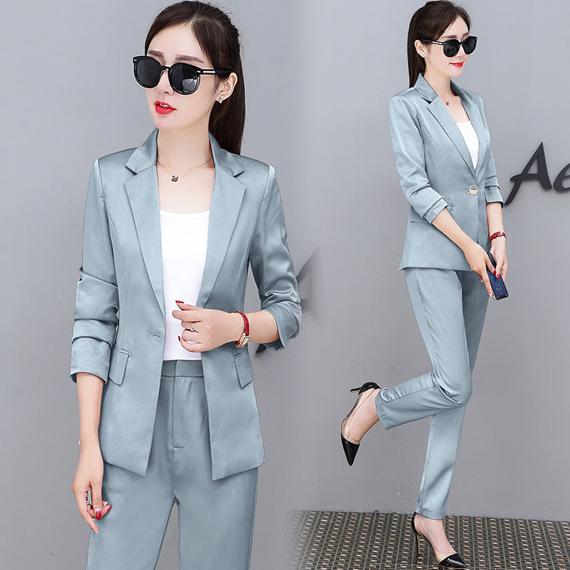 是时候和连衣裙拜拜了，今年这样套装才时髦有型，连背影都美炸了