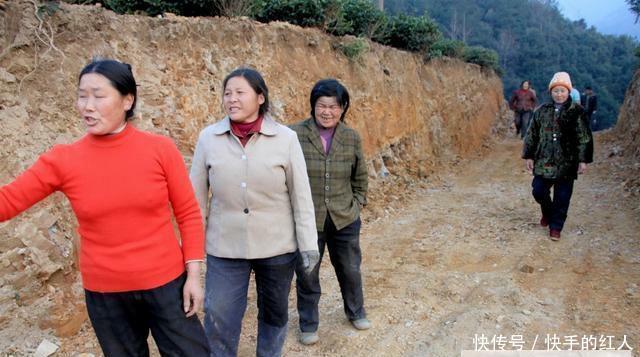 村村通公路成了“村村痛”，到底谁的错？专家的回答让农民很无奈