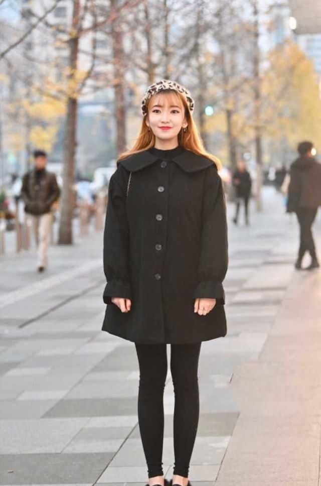  「美女」美女白色的呢质大衣简洁帅气，轻松穿出挺拔靓丽的好身姿