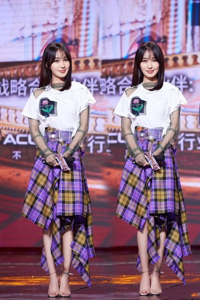 李菲儿把一件好好的T恤剪出了多个窟窿，不但不丑还意外的时髦！