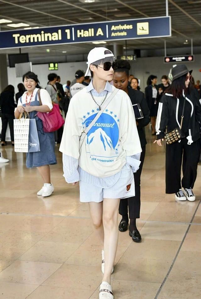 李宇春也开始玩“下衣失踪”秀大腿，网友：终于有点女人味了！