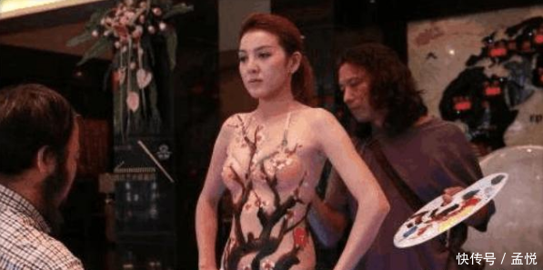 美女身穿牛仔裤街头游玩, 无一人发现异样, 小伙经过后尴尬了