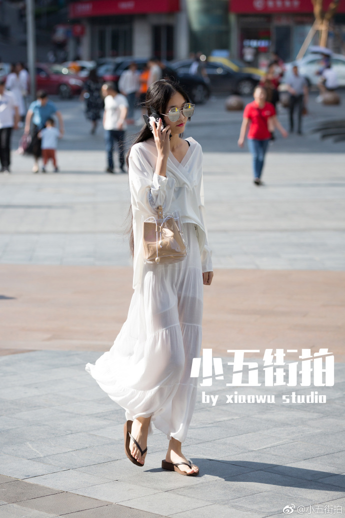 重庆街拍,拥挤的人群中,一眼遇见格外引人注意的你