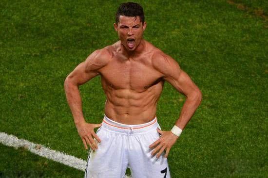 这就是真正差别!C罗洁身自好,国足被批白皮猪