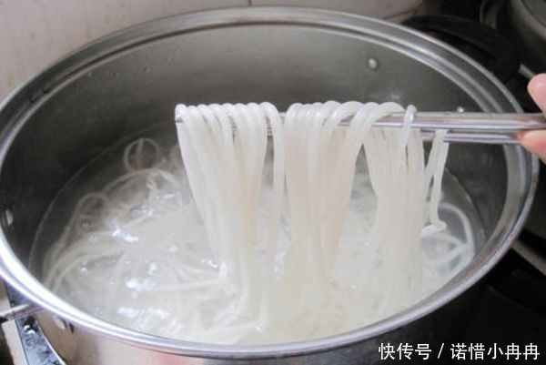  「分明」炒粉条时，焯水后直接炒是大错多加1步，粉条根根分明，不粘锅
