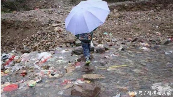 30岁的女人看着像40岁，七年和丈夫生了五个孩子，常年吃地瓜