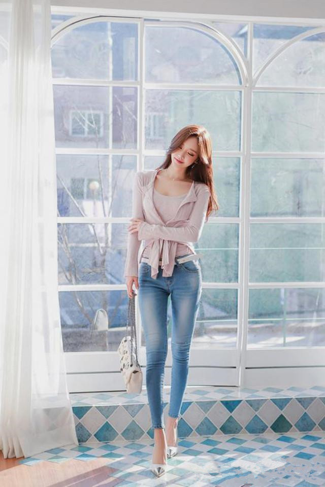 紧身牛仔裤优雅时尚，简洁又百搭，特别有气场也很个性！