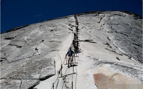 华山陡峭阶梯路，一旦出发就要爬完，没有后路可退，你还敢去爬吗