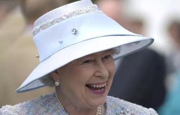 英国贵妇们的帽子风吹不掉?凯特王妃的固定方法真是绝了!